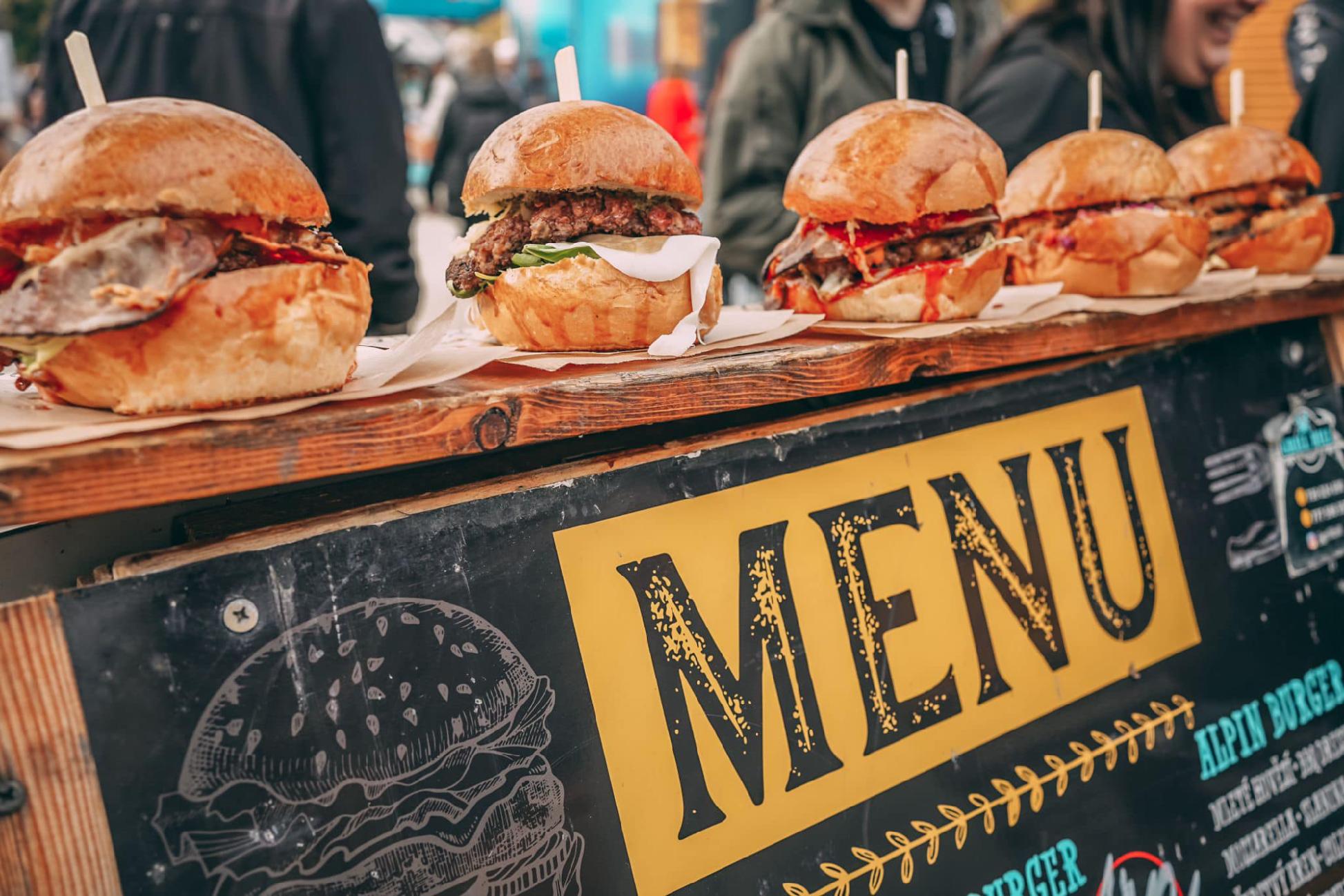 Rozpálené grily u Nové Karoliny! První jarní Burger Festival láká na