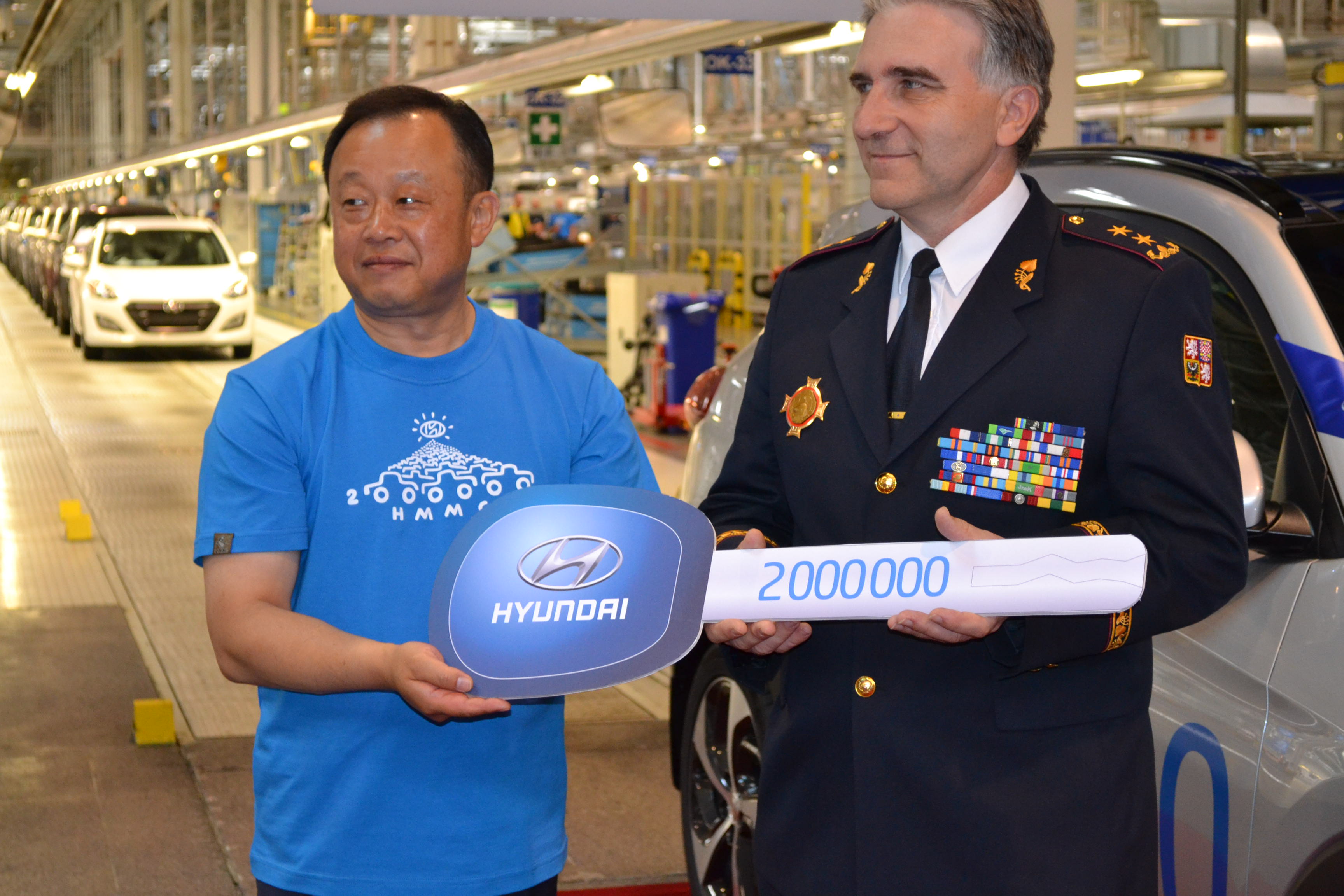 Prezident Hyundai Motor Manufacturing Czech Dongwoo Choi předává klíč od dvoumiliontého vozu. Foto: Jaroslav Baďura, Magazín PATRIOT