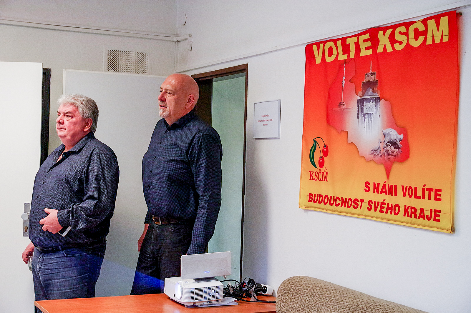 Josef Babka (vlevo) a Leo Luzar sledují výsledky voleb. Foto: Rostislav Recman